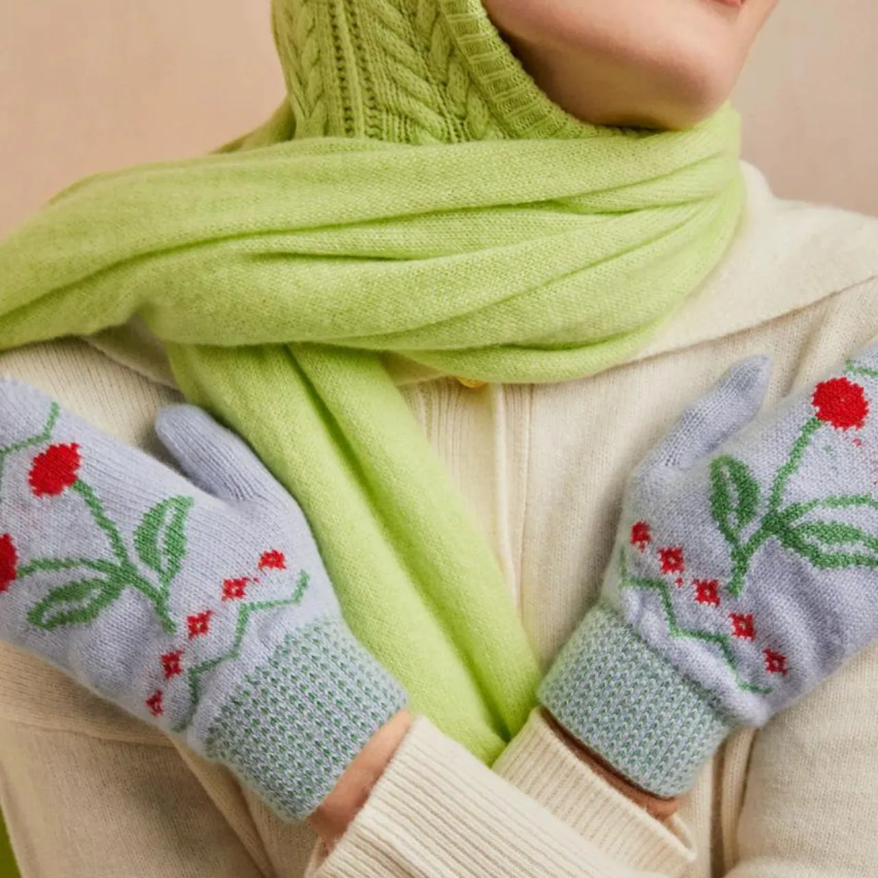 Cherry Motif Celeste Mittens