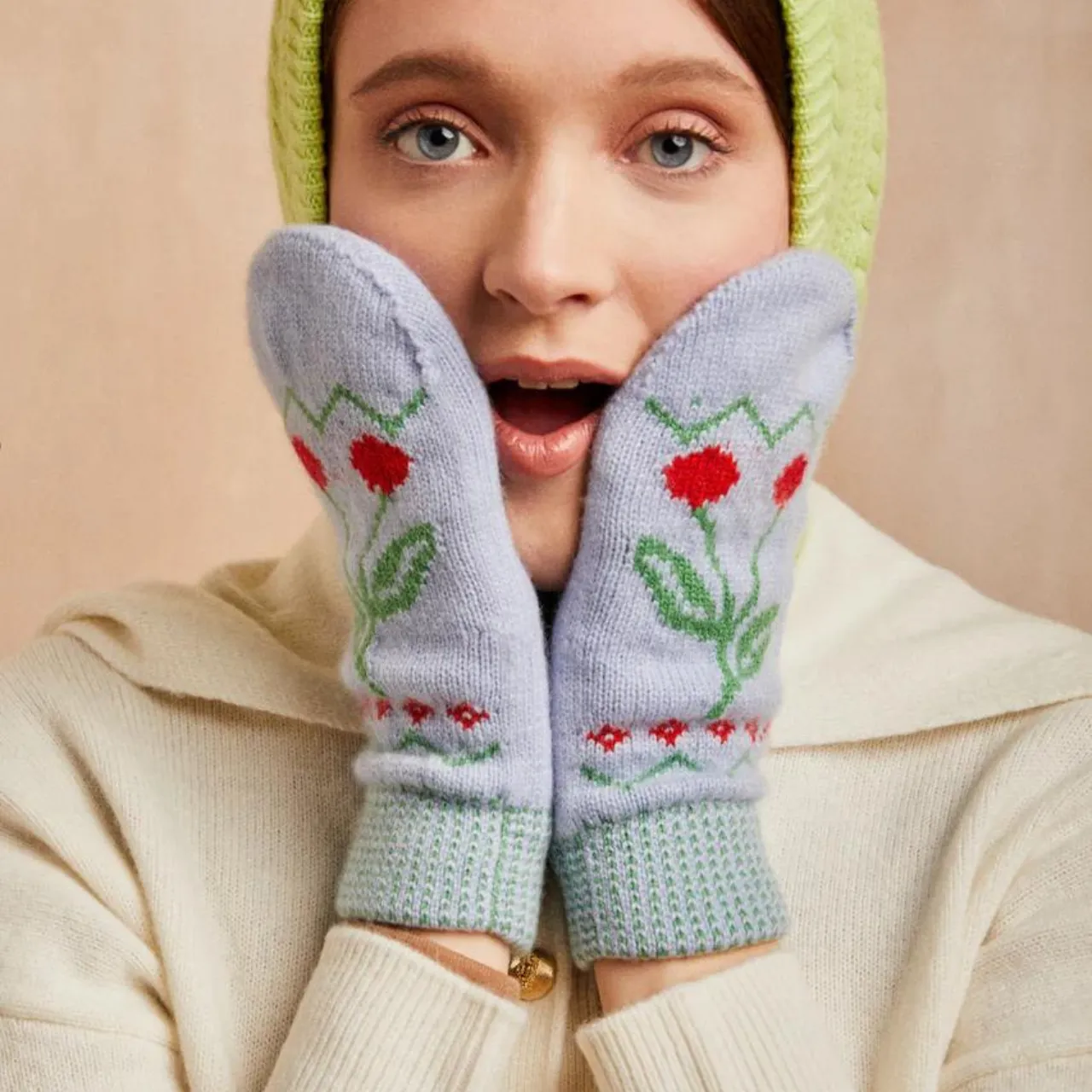 Cherry Motif Celeste Mittens